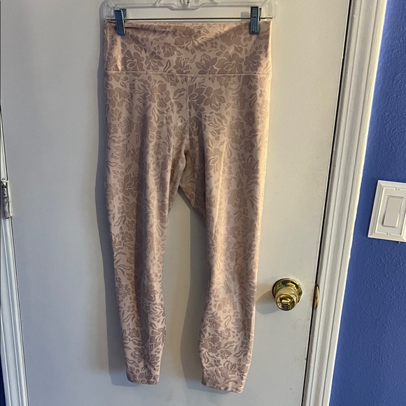 Fabletics Oasis Pure Luxe High Waisted Floral Foil 7/8 Legging - Picture 5 of 8